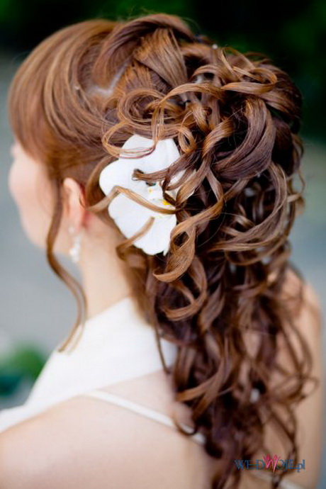 Fryzury na wesele z długich włosów