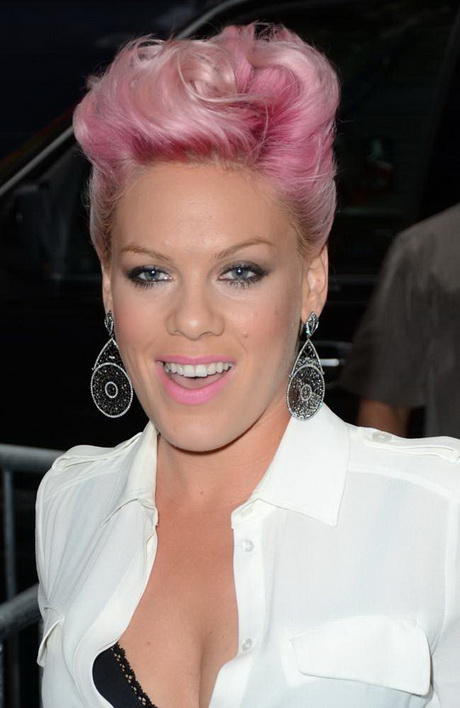 Pink fryzura