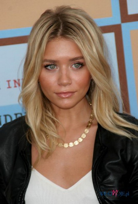 Fryzury blond średnie