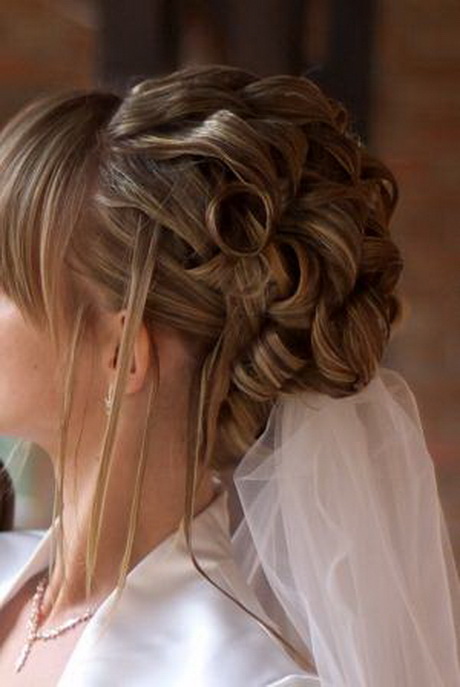 Fryzury z włosów do ramion na wesele