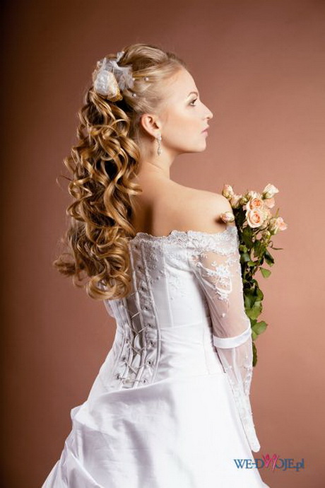 Modne fryzury na wesele włosy półdługie