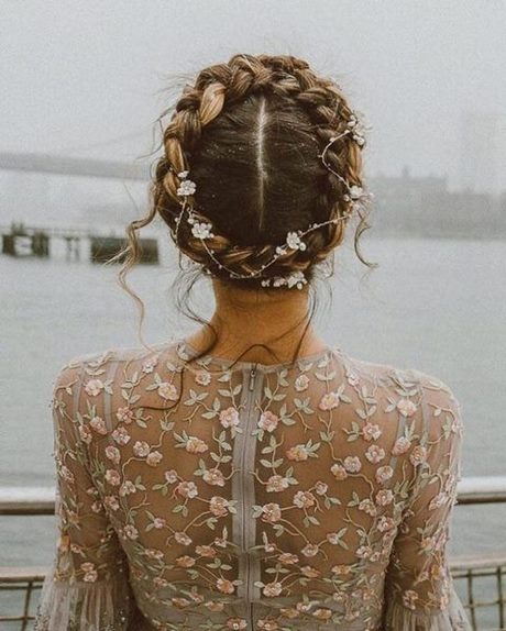 Najmodniejsze fryzury 2019 na wesele