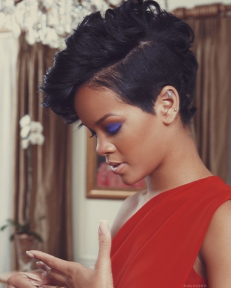 Rihanna fryzury 2018