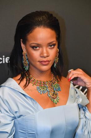 Rihanna fryzury 2021