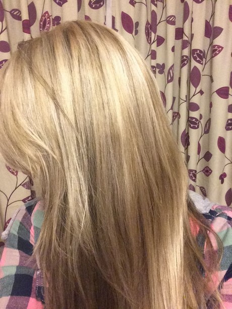 Blond włosy z ciemnymi pasemkami