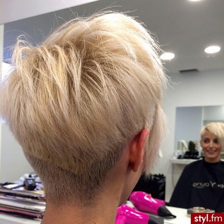 Krotkie fryzury blond zdjecia