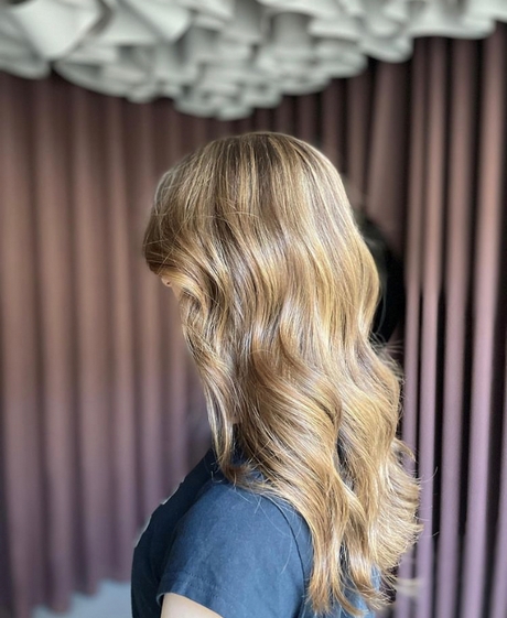 Fryzury damskie blond 2023
