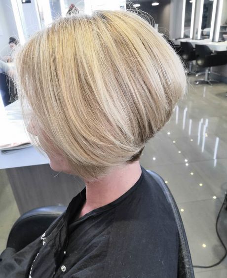Fryzury damskie blond 2023
