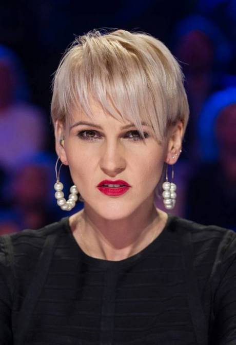 Krótkie fryzury damskie z grzywką na bok 2023
