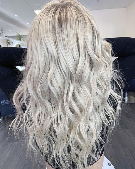 Modne blondy lato 2023