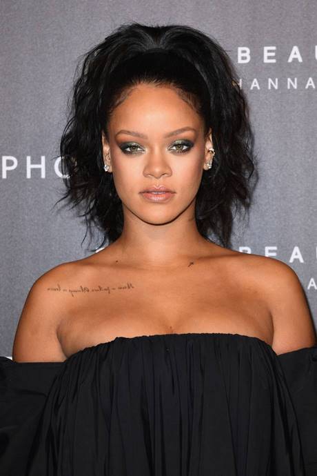 Rihanna fryzury 2023