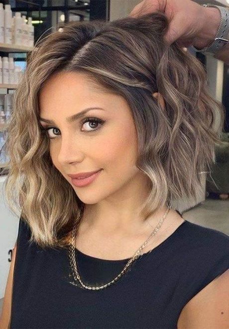 Srednie fryzury 2023