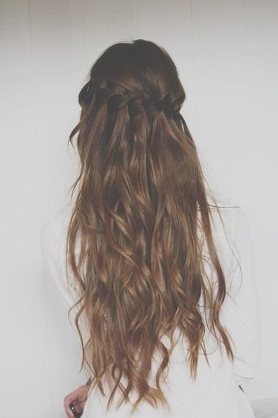 Falowane długie włosy