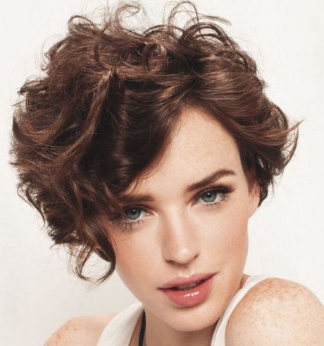 Średnie kręcone włosy