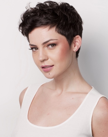 Średnie kręcone włosy