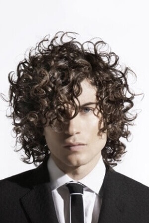 Średnie kręcone włosy