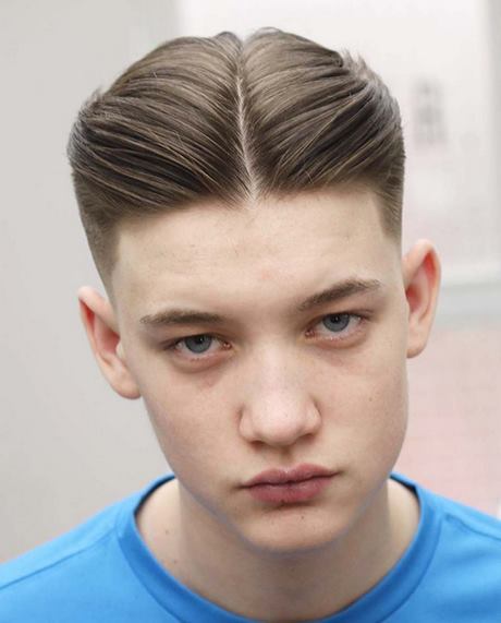 Modna fryzura dla chłopca 2022