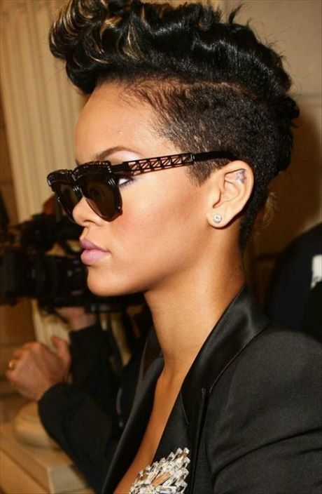 Rihanna fryzury 2022