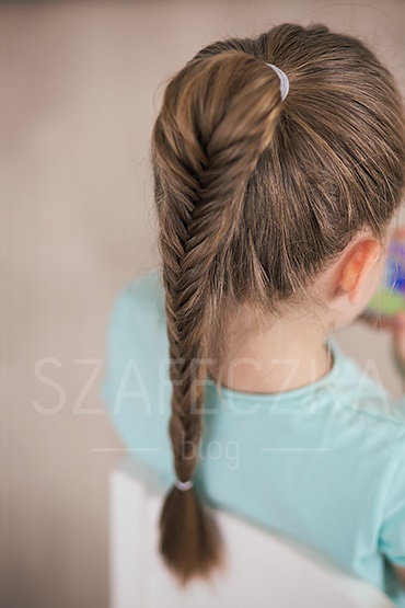 Łatwe fryzury dla dziewczynek krok po kroku
