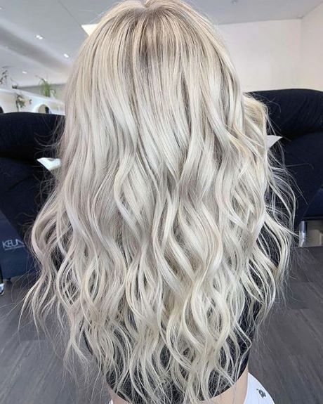 Modne kolory blond włosów 2021