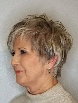 Krótkie fryzury damskie dla 60 latki
