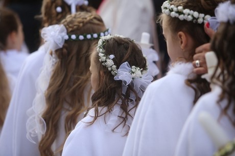 Fryzura komunijna do wianka