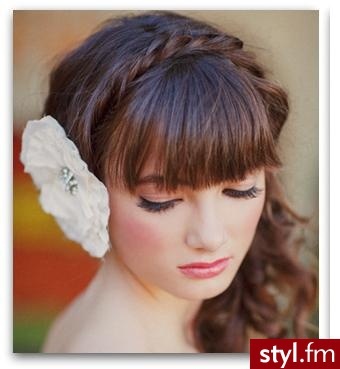 Fryzury na wesele włosy średnie z grzywką
