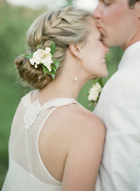 Kwiaty we włosach na ślub
