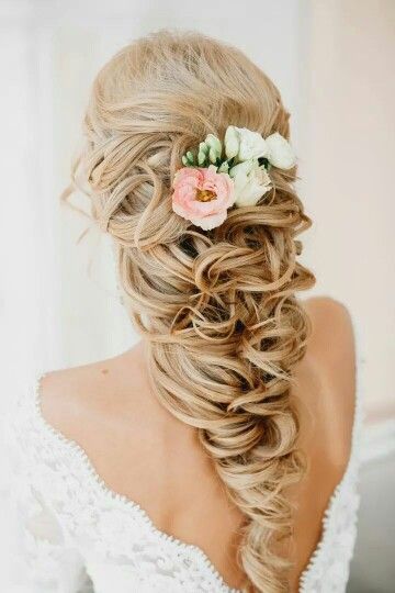 Kwiaty we włosach na ślub