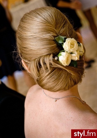 Fryzury ślubne z kwiatami we włosach