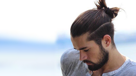 Fryzury męskie długie włosy wygolone boki
