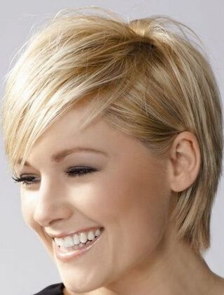 Krótkie fryzury blond 2023