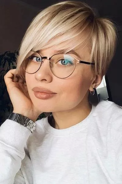 Krótkie fryzury i okulary